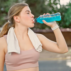 La taurina es un aminoácido esencial que apoya la energía, el rendimiento físico y la salud cardiovascular. Favorece la función cerebral, la hidratación y la reducción del estrés. Común en bebidas energéticas por su efecto revitalizante.